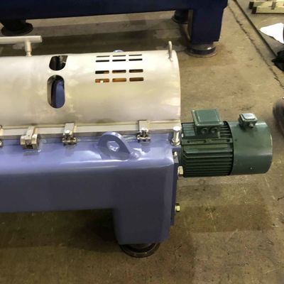 デカンターに耐える3段階F40 22kw SKFは出版物オイルの抽出のために遠心分離機にかける