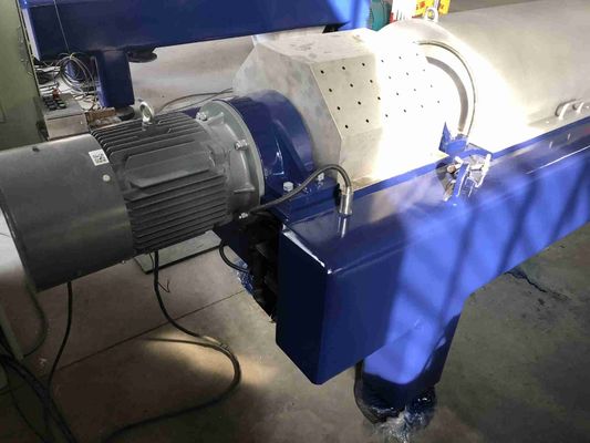 3200rpm三相沈積物の排水のデカンターは横の連続的遠心分離機にかける